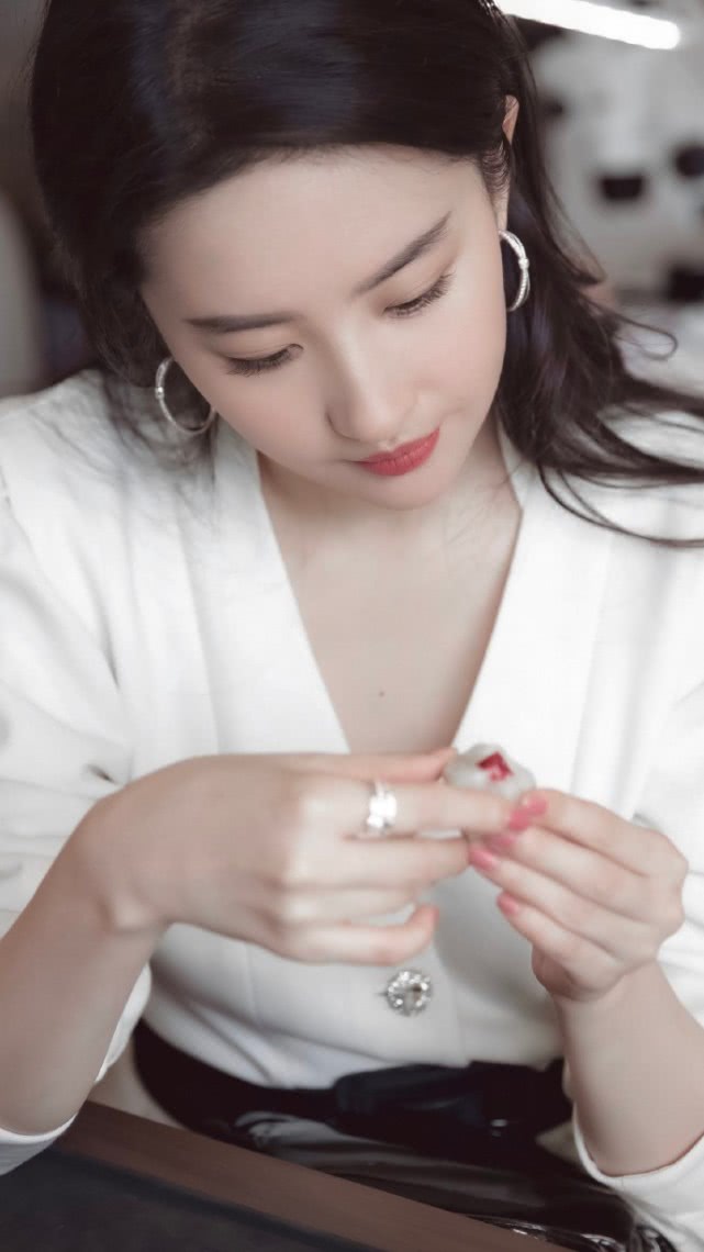 刘亦菲现身活动照片曝光太惊艳,九组侧颜照美出新高度