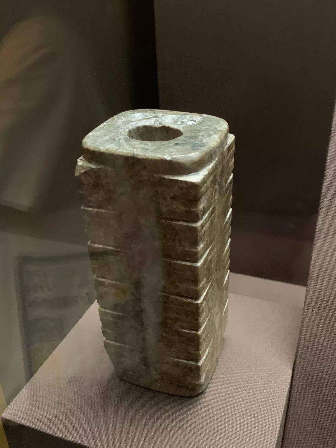 中国良渚文明的玉琮.