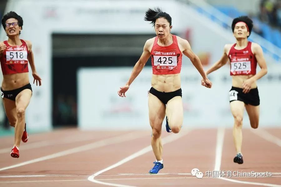 河南队张曼(中)女子200米决赛中跑出23秒13获得冠军.