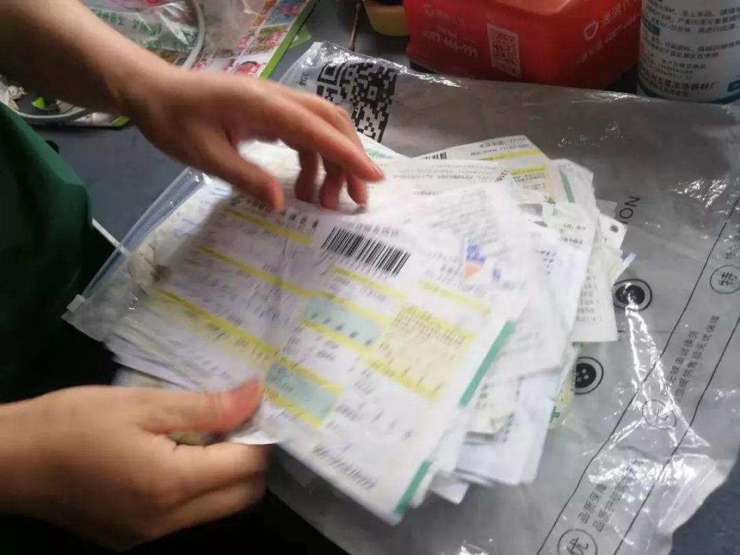 在文小菊的柜台边有一叠快递单,是一些素未谋面的顾客,他们从榆林
