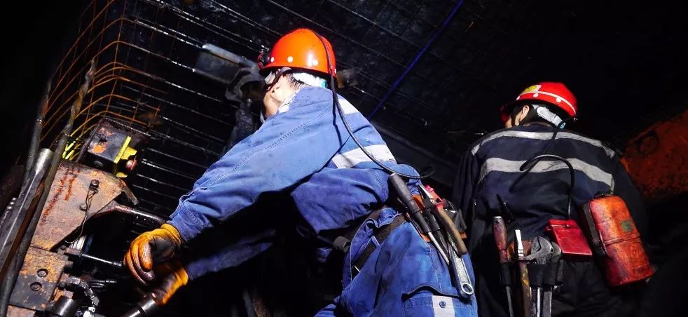 神东支护工杨鹏拍完没拍完我还打锚杆去