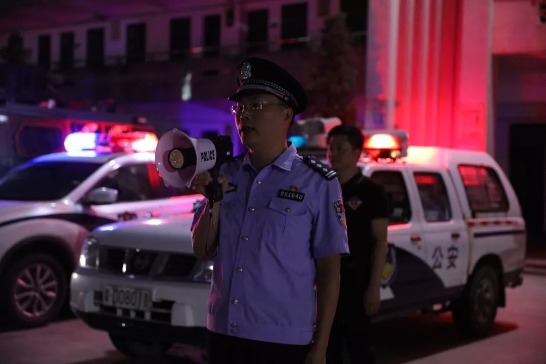 政委王仕越在峡山街道办事处主任肖植锐,峡山派出所长林勇龙的陪同下