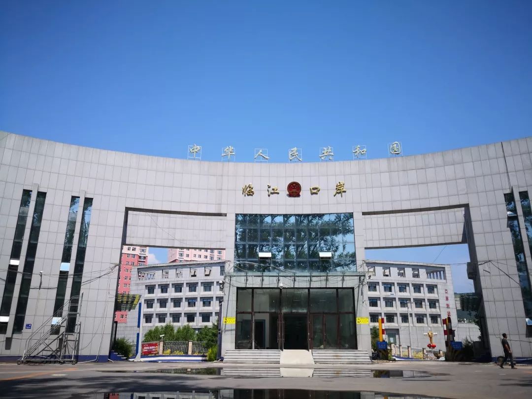 穿梭在边境线的白衣人