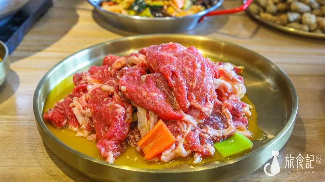 这款牛肉是食肉星人的首选,纤薄的肉肉看不到一点油花,上桌前用秘制