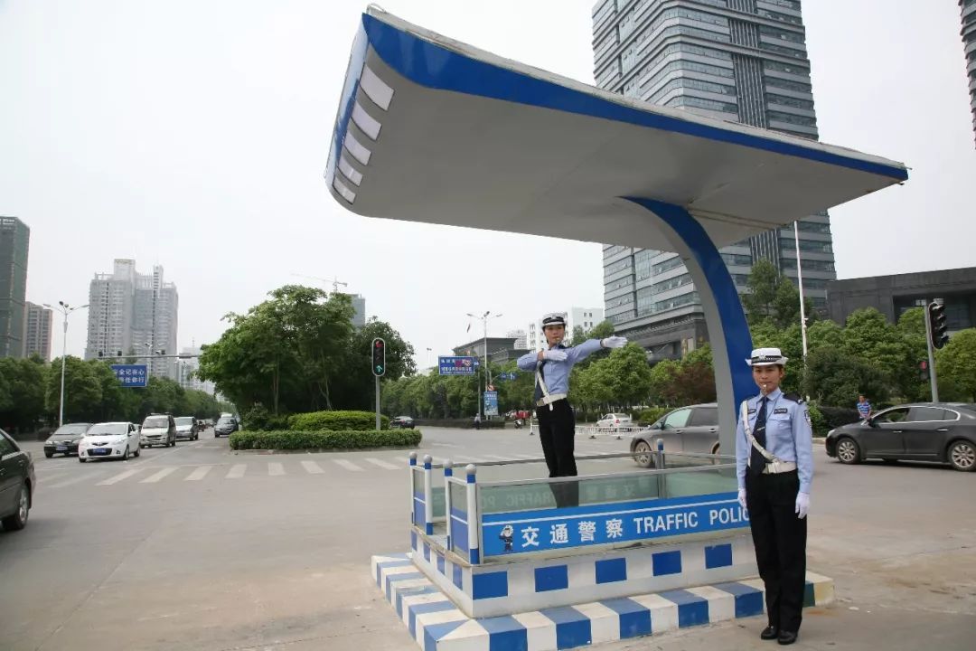 交警挺立在三尺岗台用清脆的哨音和整齐利落的交通手势指挥疏导繁忙的