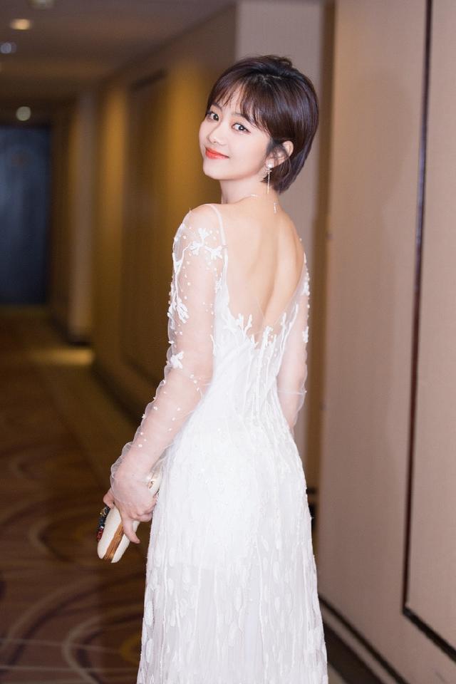 谭松韵穿衣有种特别气质碎花裙秀出仙女气质娇小女生穿衣典范