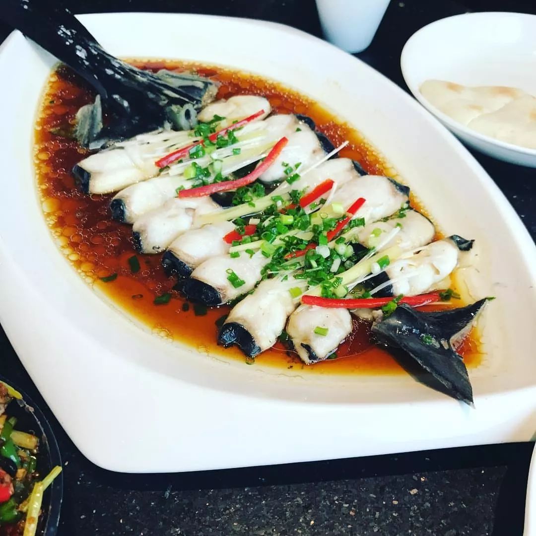 鸭嘴鱼肉质非常细嫩,鲜美无比,而且刺少肉多,几乎就是一根龙骨直连