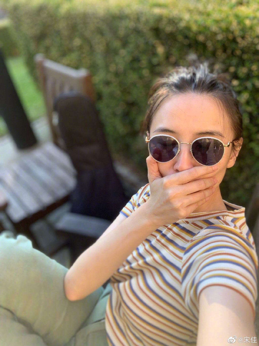 原创宋佳微博连续抒情疑似恋爱,游玩心情好,墨镜出卖了她不是一个人
