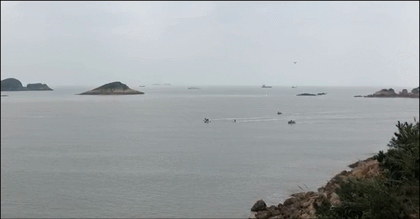 现场警车,应急救援车辆来往密集,期待早点找到!