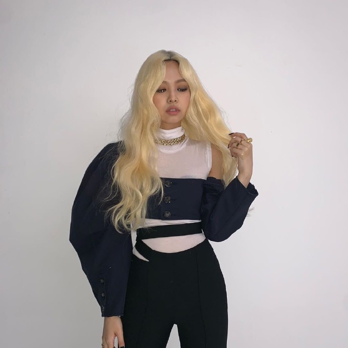 金发jennie的华丽变身ins更新公开超吸睛时尚魅力新造型