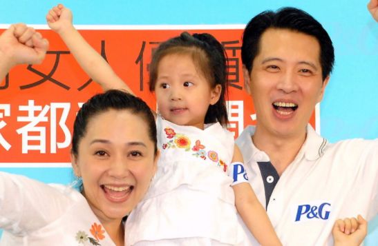 他和妻子恩爱24年,让妻子怀孕7次流产4次,妻子56岁还想生子_傅娟
