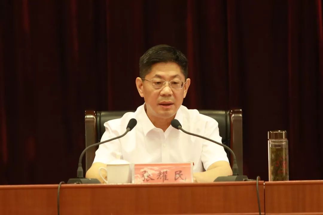 时代泰山"挑山工"先进典型作了精彩的报告,市委副书记倪建军主持会议