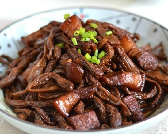 五花肉燒乾豆角鍋裡一燉肉質軟爛豆角幹香有嚼勁