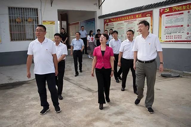 在此前后,于燕还前往黄埠镇小王营村和大路李乡栗庄村就基层党建工作