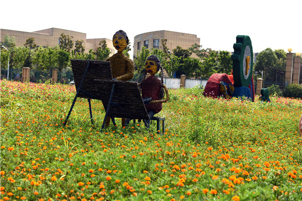 庐江台创园以当地农耕文化为元素,将时尚风车,绿色孔雀,稻草