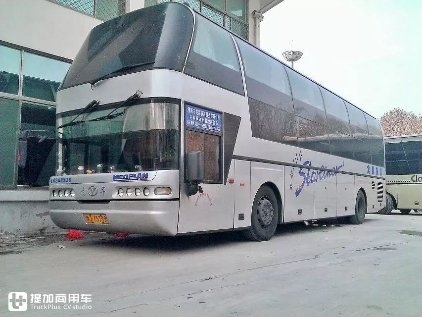 国产豪华大巴真正的扛鼎车型青年尼奥普兰jnp6127高端客车大科普