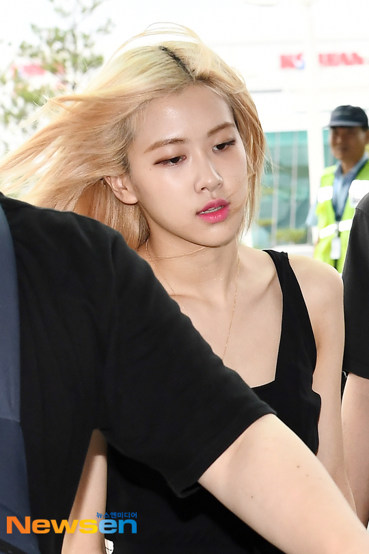 智秀jennierose仁川出境是被美少女的美貌和香气渲染的机场路