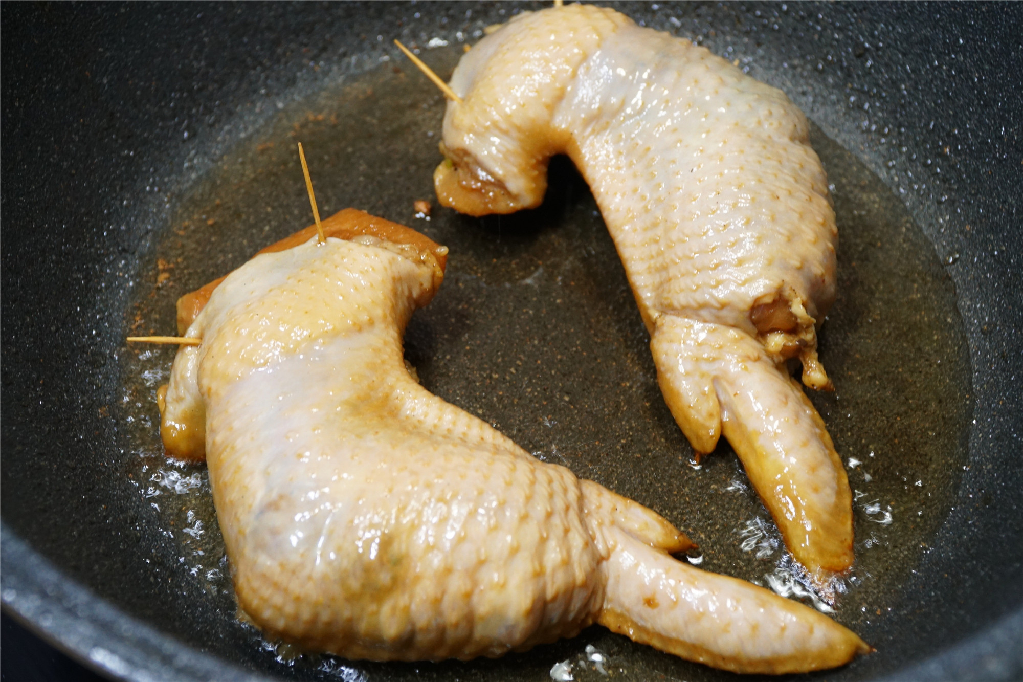 原创这菜,我家隔几天做一回,一把糯米往鸡翅里一塞,孩子抢着吃