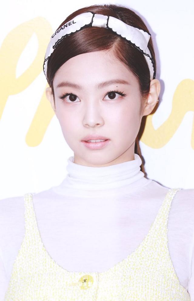 jennie机场复古造型很亮眼,即使穿黑丝依然是甜系乖乖风