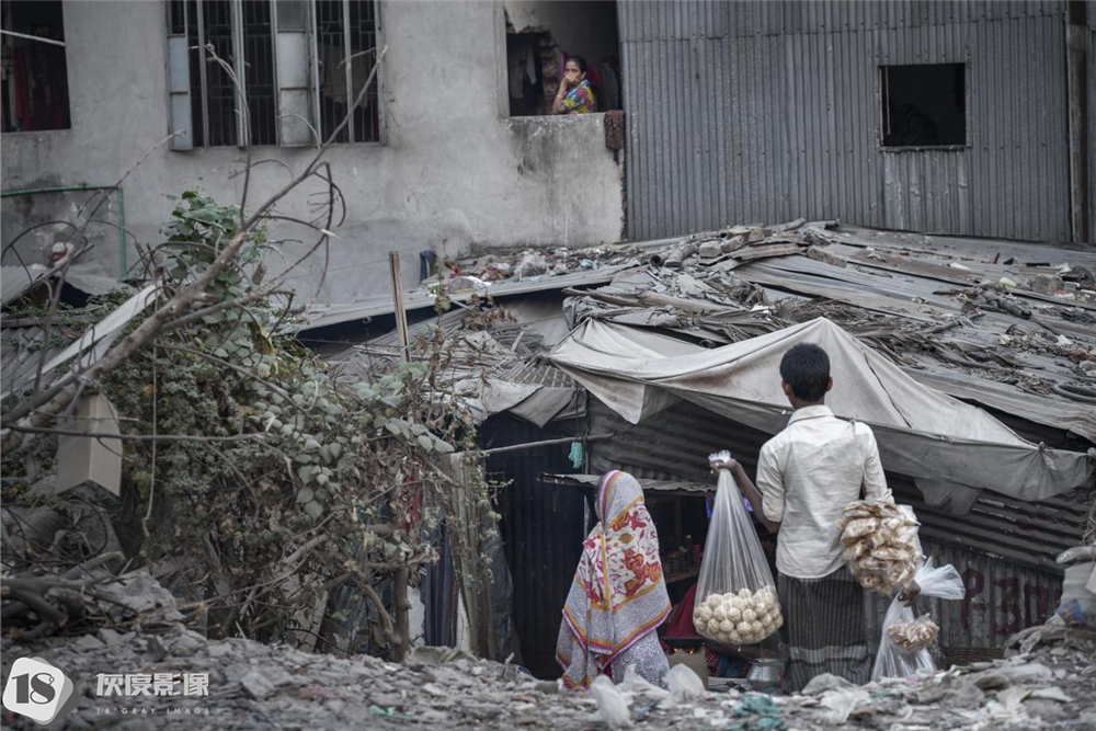 孟加拉国拉卡铁轨旁的贫民窟 灰度影像