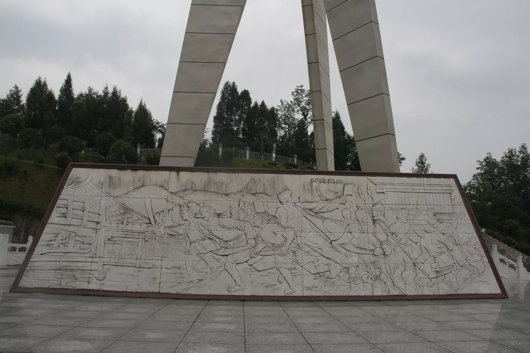 起义一幅幅历史画卷铺展开来一股动容直达心底瞻仰烈士纪念碑我们默哀