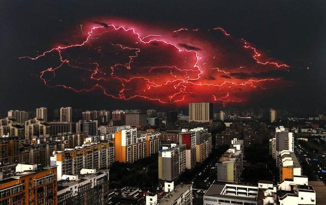 原创意大利出现"红色幽灵闪电",如一座城市般大小,成因至今不明