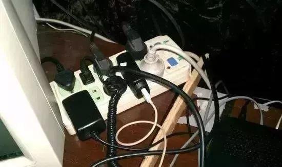 这样容易把电源线与插头连接的部位拽断,从而发生短路,漏电,引发火灾