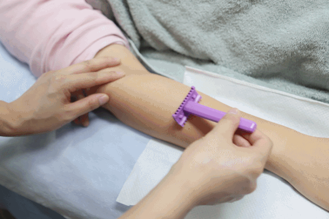 而且在"备皮"之前小姐姐还会将未脱毛的部位拍照只为等脱毛之后让你亲