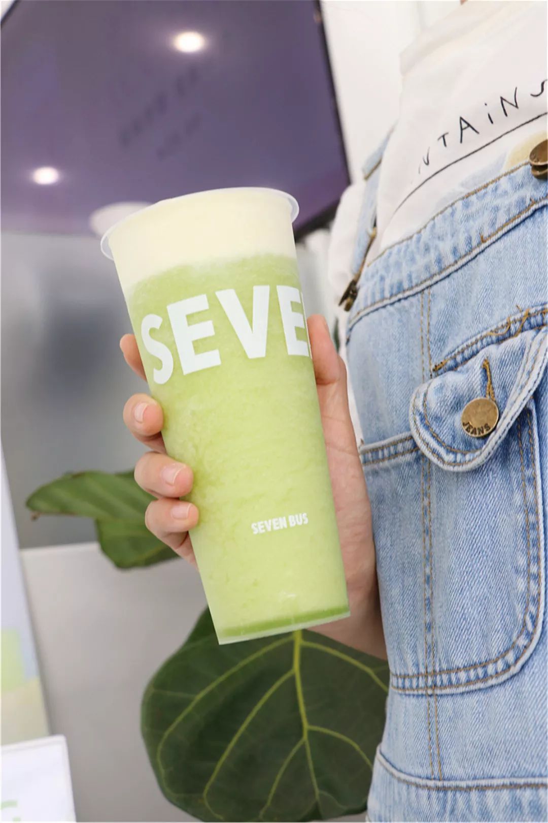 再倒入厚厚一层奶香十足的优酪和玫珑蜜瓜打成冰沙以冰青茶作为茶底汁