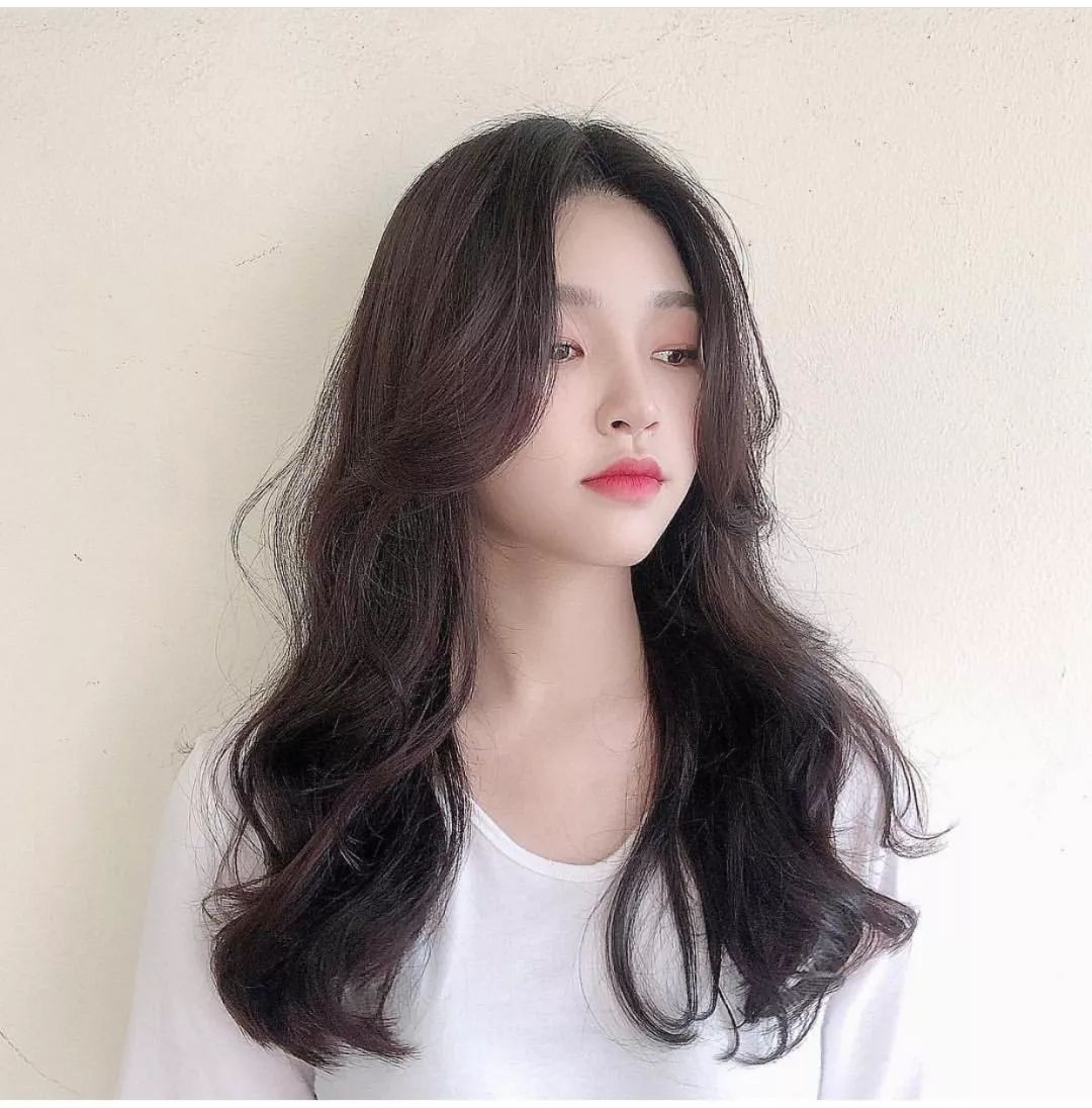 79微卷长发卷搭配八字刘海是今年特别流行的一款发型,刘海可以将