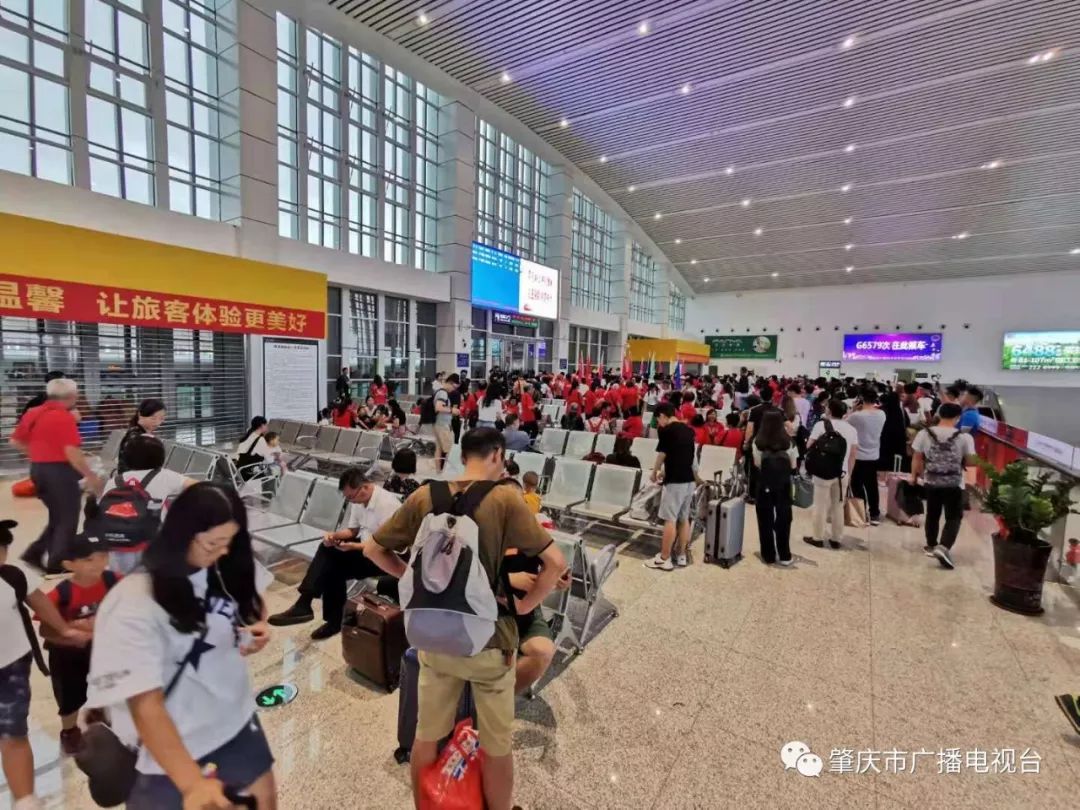 复兴号g6579高铁从肇庆东站出发开往香港西九龙站,今天(7