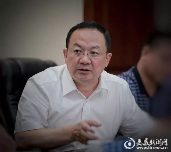 (7月10日,娄底市委副书记,市长杨懿文在娄底分会场参加全省抗洪救灾