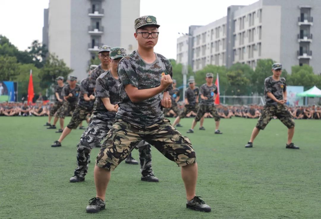 99匍匐拳表演方队步伐多变,直击要害"星青年"们从细节着手去攻克这