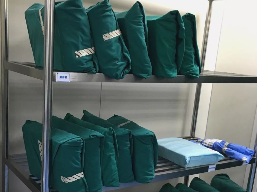 无菌物品存放区正在灭菌 ing……包装完毕,"我"和兄弟们还要经过灭菌