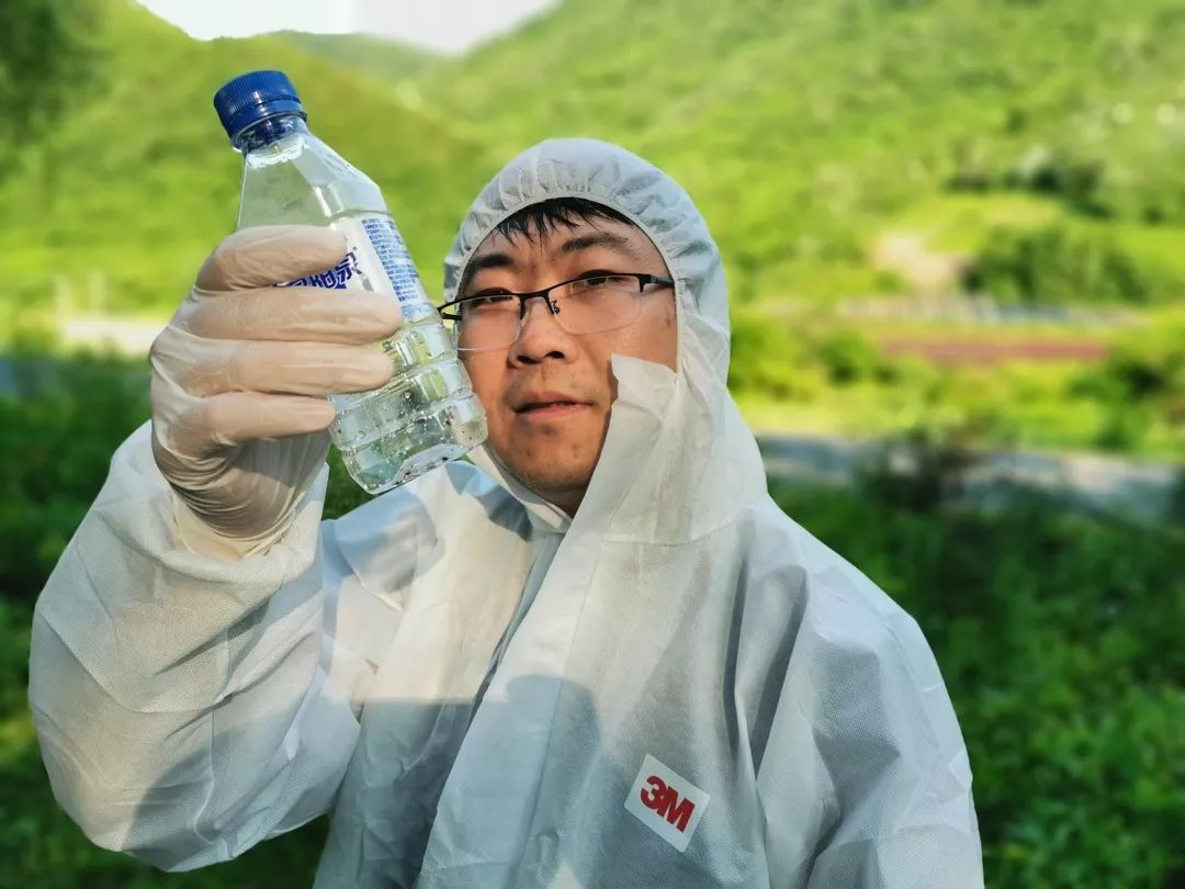 穿梭在边境线的白衣人