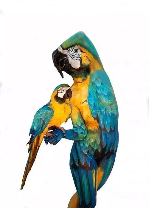 一只雄鹿昂首走来回首望月生动形象蓝色的天鹅动物模仿的极致人体彩绘