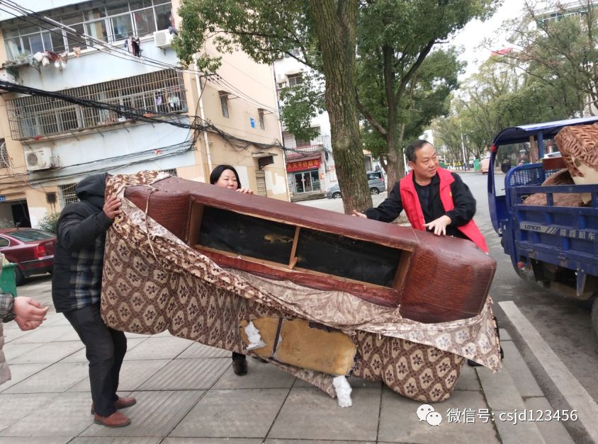 党员先锋| 社区党员梁家荣 化身社区"美容师"