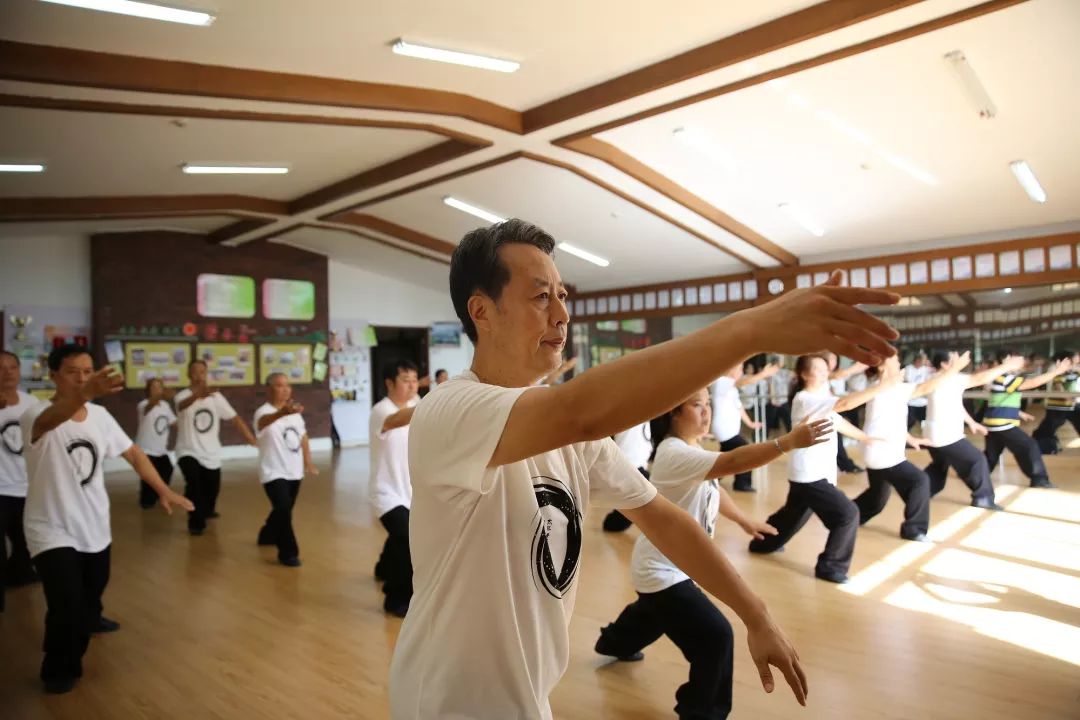 媒体视角这名昔日著名武术教练退休后成了新新场人在新场免费教太极拳