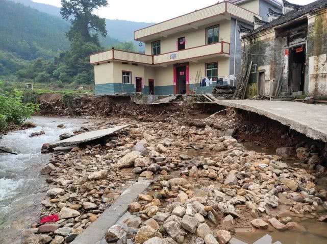 我从来没有经历过这样的洪灾,在去下一个村子常林村的路途上,依旧错愕