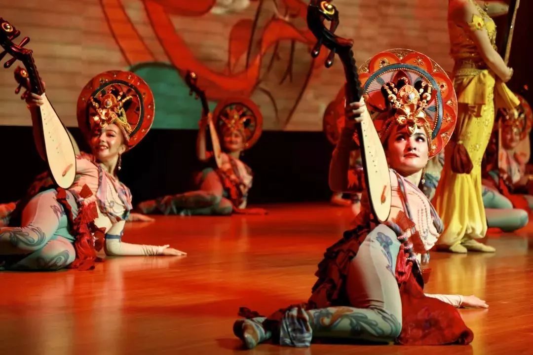 《宫廷龟兹舞》是古丝绸之路上的见闻上海人耳熟能详的冰山上的来客