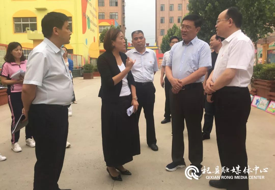 市人大常委会主任阎红心一行先后深入到杞县第一实验小学,裴村店乡