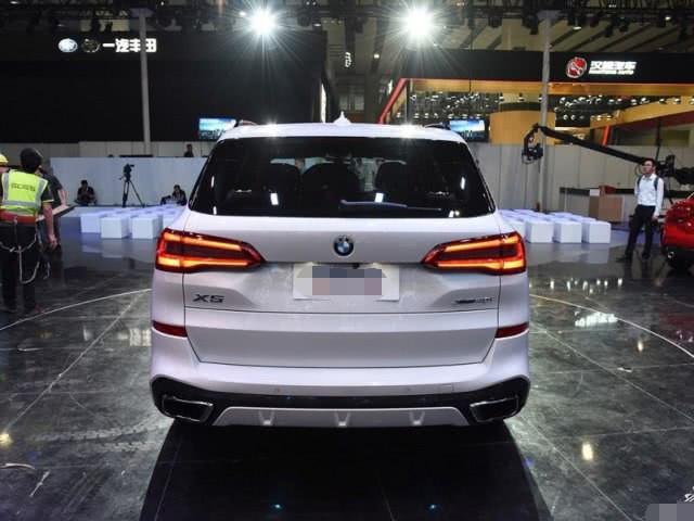 辨识度高,直列6缸发动机,原装进口,激光自适应大灯,买啥卡宴