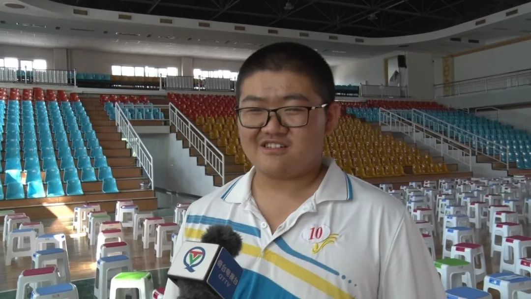 奇台一中学生 孙晟成"因为我们马上就高三了,已经没有什么课余时间去