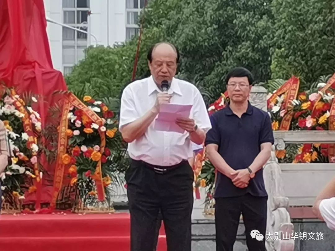 7月9日,金寨县双河镇政府的广场上,五星红旗高高飘扬,洪学智将军铜像