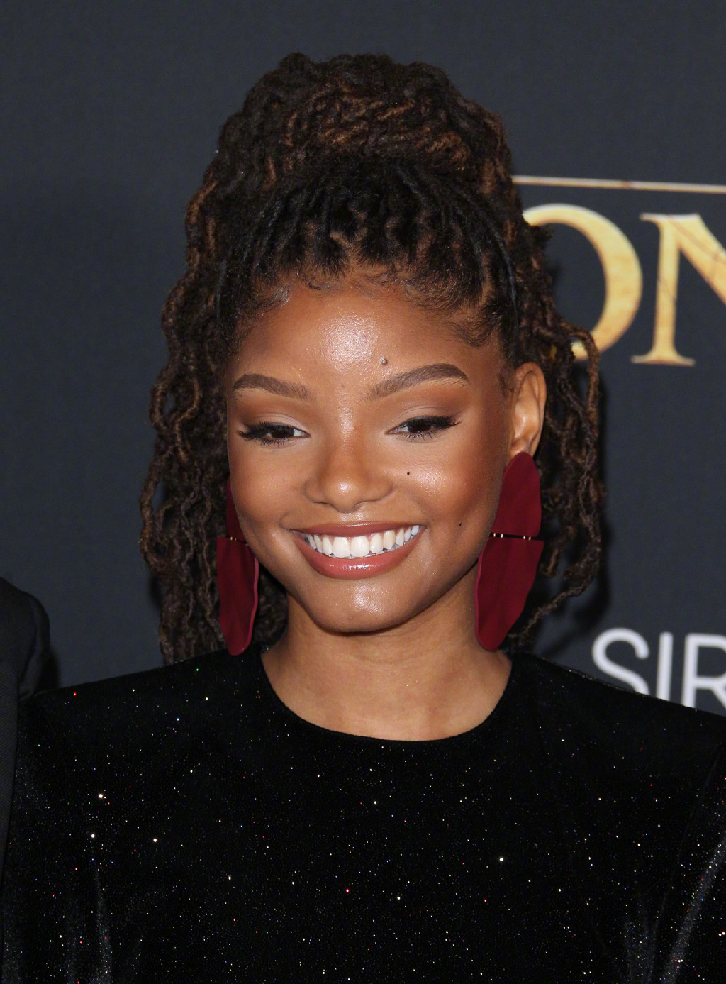 原创《小美人鱼》00后女主哈雷·贝利亮相红毯!天后碧昂丝力挺小徒弟