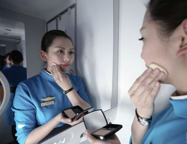 乘客目击空姐在飞机上打盹因形象不雅观引热议