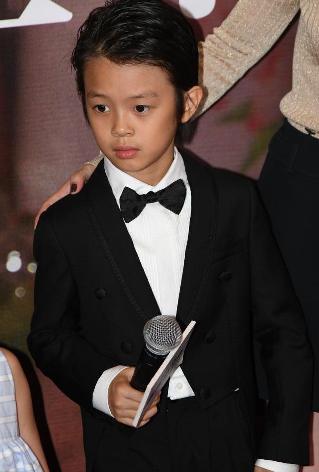 原创邓超孙俪一家四口现身红毯,网友感慨:小花妹妹终于露脸了