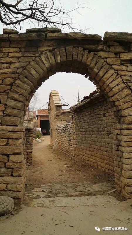 原创笔架山下的黑峪村