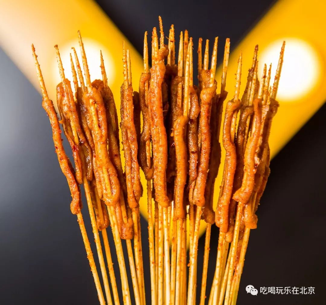 层辣椒粉非常够味, 有点干,适合看剧的时候当小零食, 炸鸭肠按把卖的