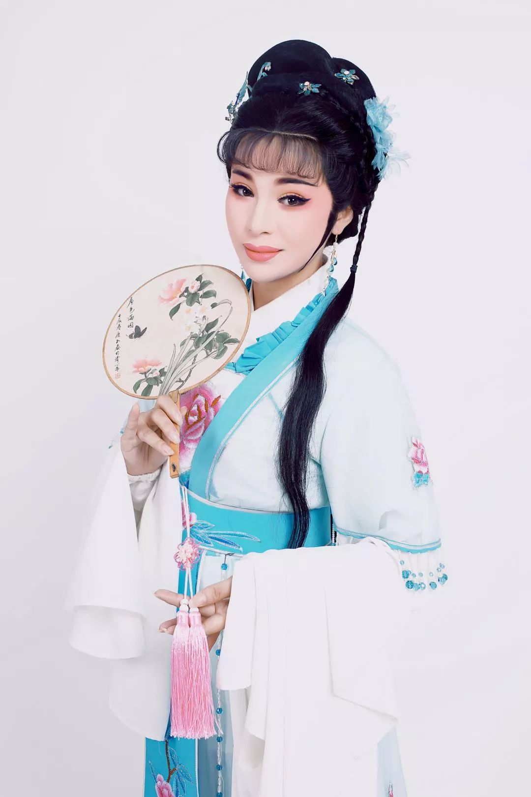 越剧团优秀花旦之一,她唱腔温婉动听,唱功扎实平稳,扮相清新脱俗,楚楚